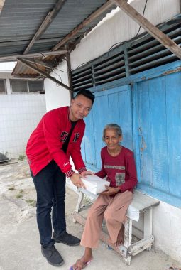 Ringankan Beban Masyarakat, Seluruh Pengurus PAC Sukajadi dan Pengurus Ranting Partai PDI P Pekanbaru Bagikan Ratusan Nasi Kotak Siap Saji.
